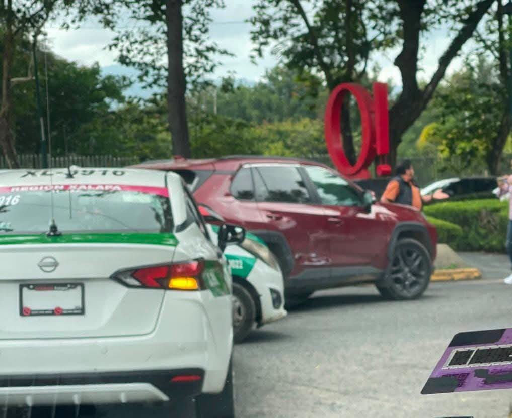 Accidente de tránsito en avenida Xalapa a la altura de Villahermosa