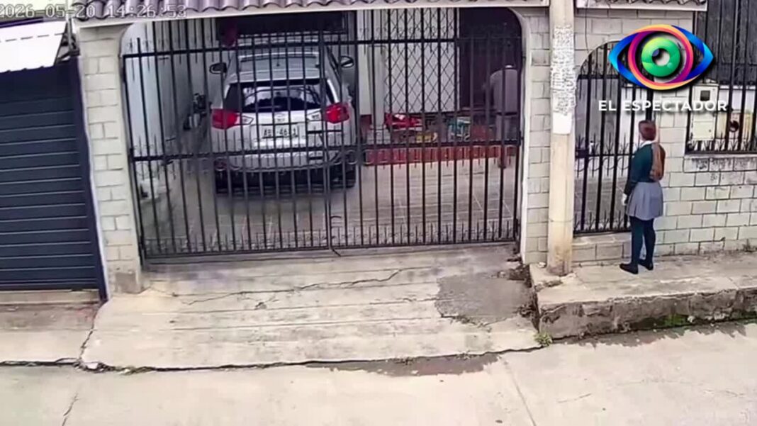 Adulto mayor protege a joven de posible agresión