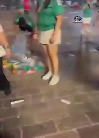 La afición mexicana limpia tras el partido del Mundial