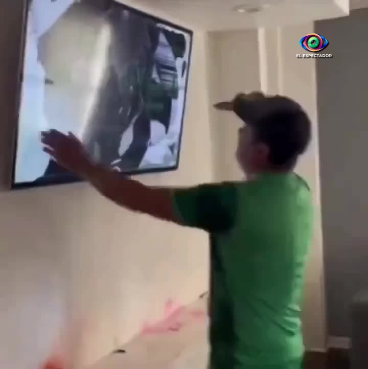 Aficionado mexicano destruye televisor tras eliminación en Mundial 202