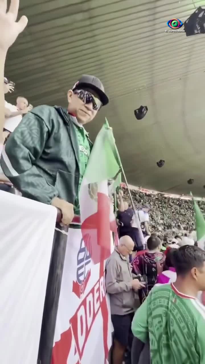 Aficionado roba cerveza con popote en el Estadio Azteca