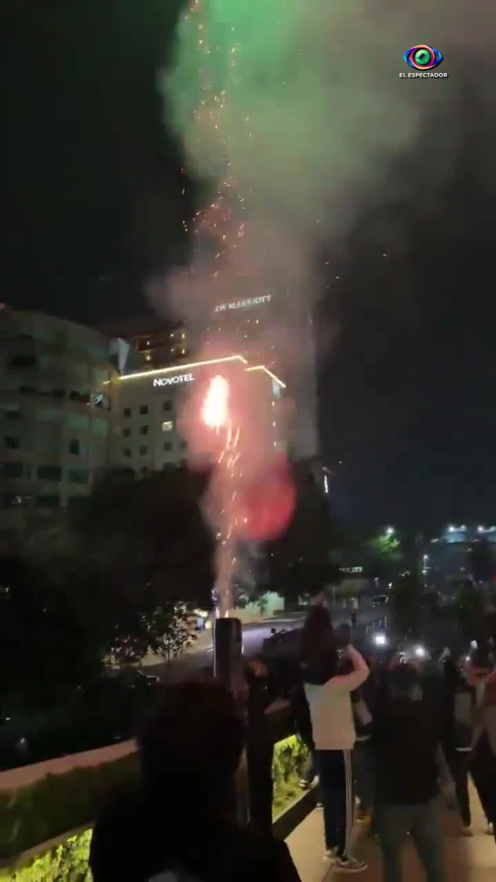 Aficionados dan serenata a Inglaterra en Hotel Marriott de Veracruz