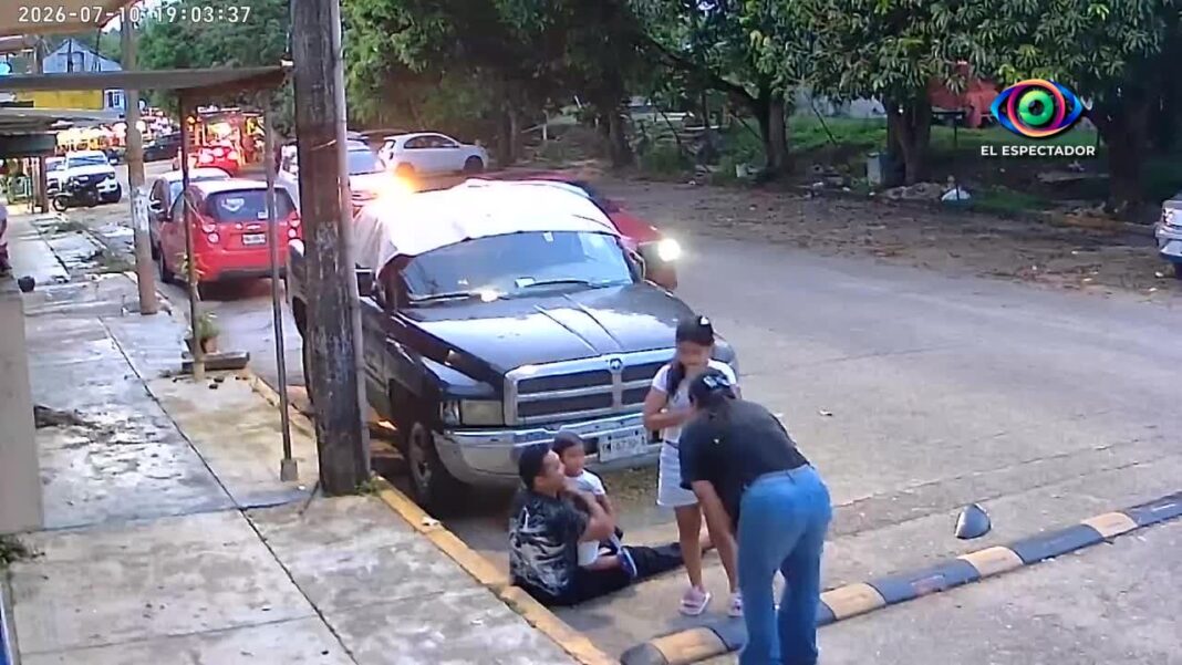 Automovilista invade banqueta en Cosoleacaque y pone en riesgo a famil