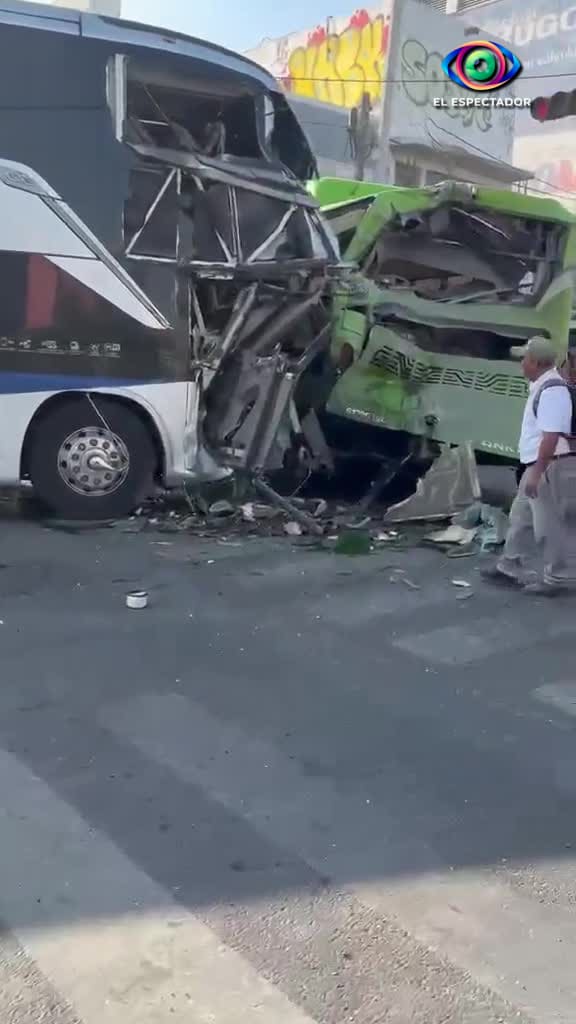 Choque entre camión urbano y autobús deja 6 lesionados en Monterrey
