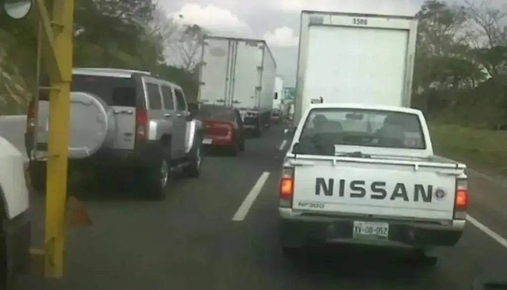 Cierre parcial en carretera Coatzacoalcos-Villahermosa por accidente
