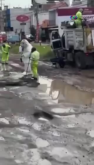 Dr. Simi arregla baches en México y causa sensación