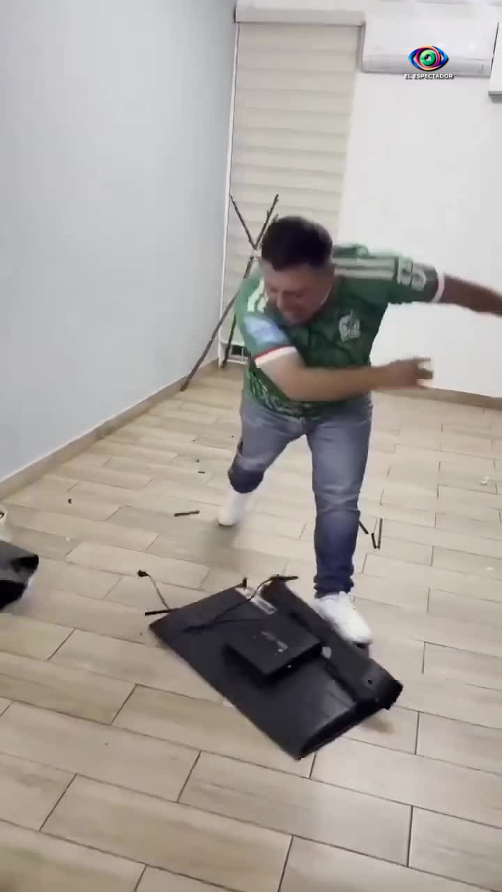 Fanático de la selección mexicana destruye televisor tras derrota