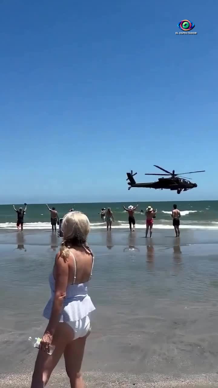 Helicópteros Apache sobrevuelan playas de Carolina del Sur en 4 de jul
