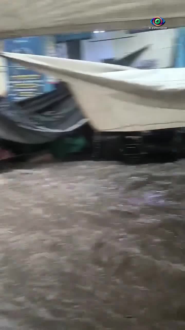 Inundaciones afectan tianguis en el centro de Tultepec por lluvias int