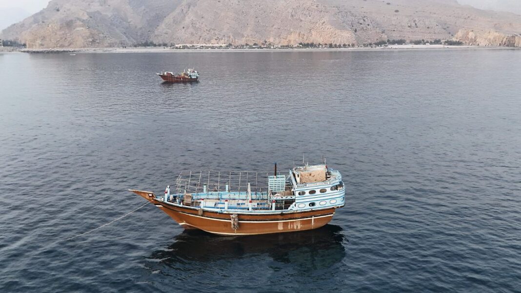Irán lanza misiles contra barcos comerciales según Axios