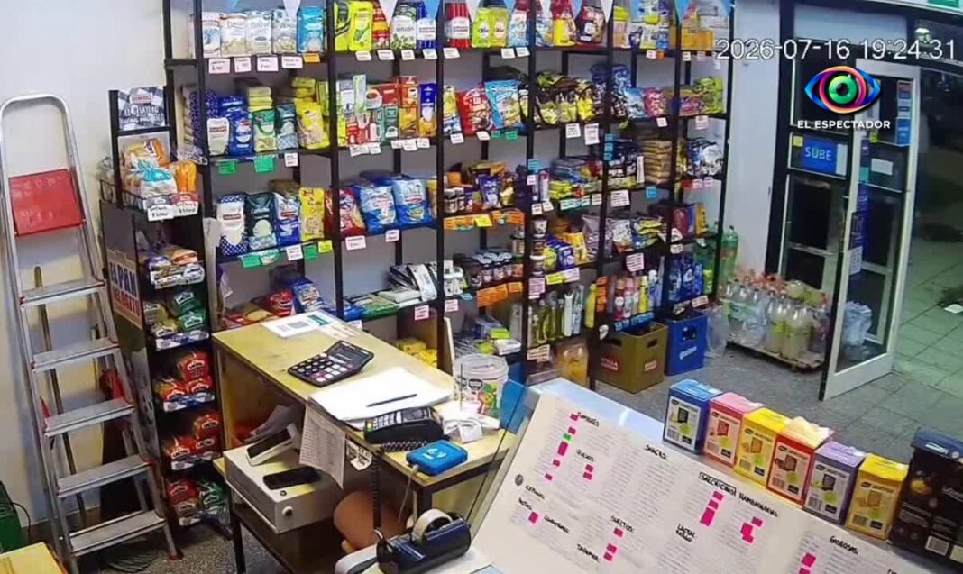 Joven evita robo en tienda y enfrenta a ladrón con botella