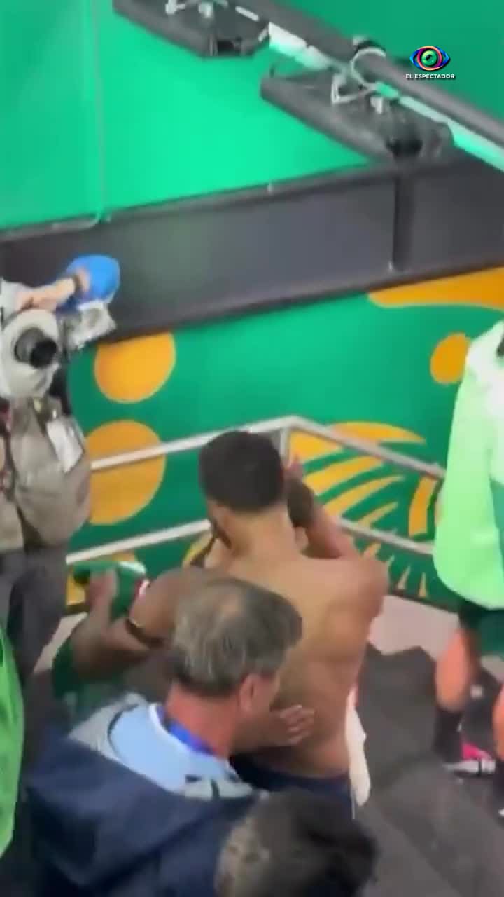 Jude Bellingham intercambia playera con Gilberto Mora en el Estadio Az