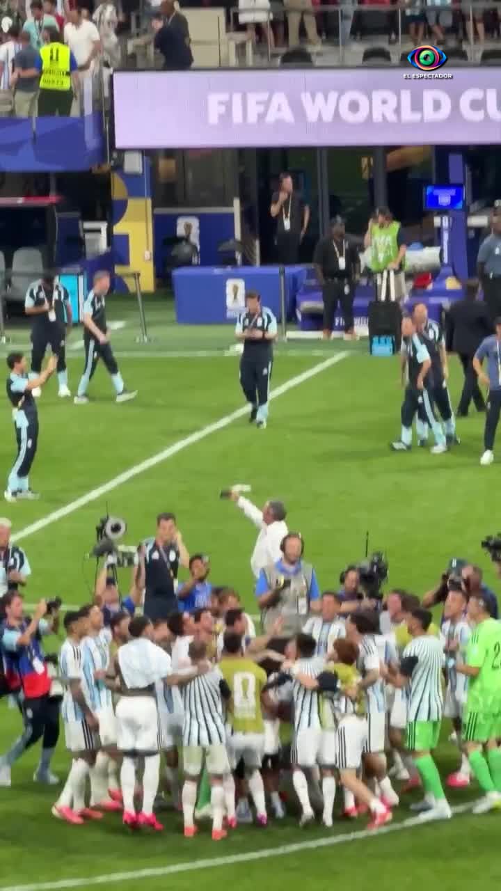 Messi es levantado por sus compañeros tras victoria contra Egipto