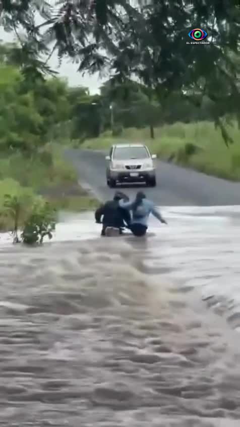 Motociclista arriesga su vida cruzando vía anegada en Úrsulo Galván