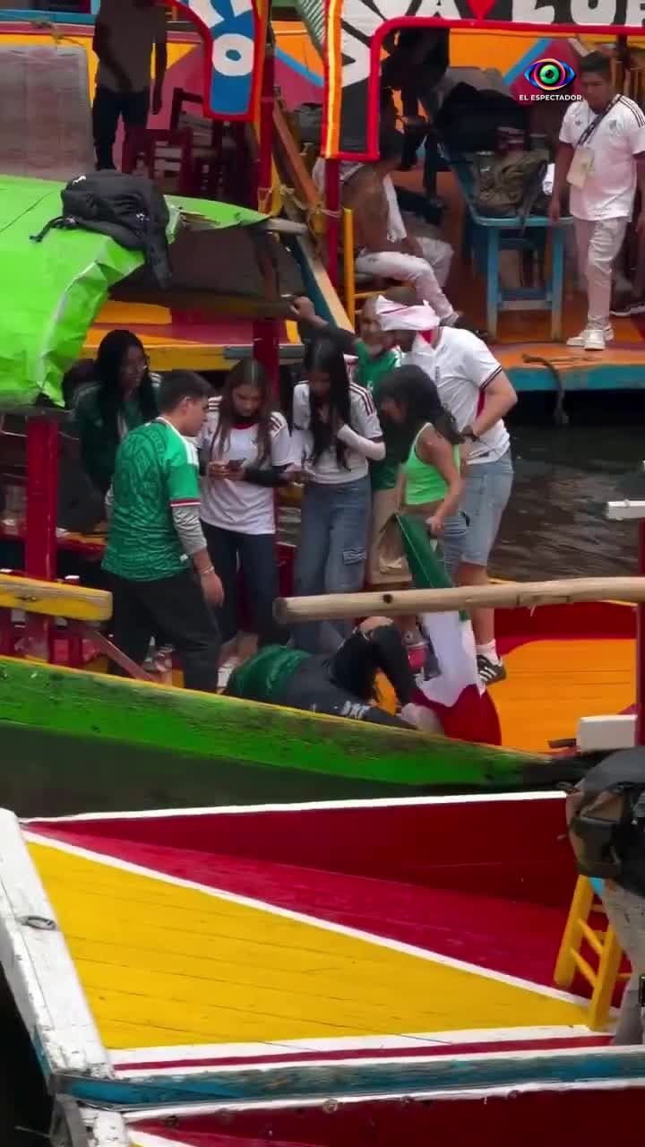 Mujer cae al agua y es rescatada en Xochimilco