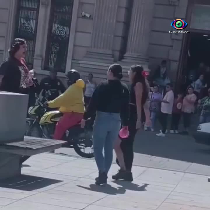Mujer embarazada enfrenta a influencer en Pachuca