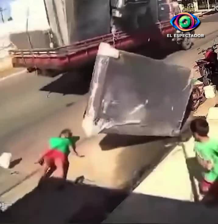Mujer resulta lesionada tras ser golpeada por colchón en Parintins