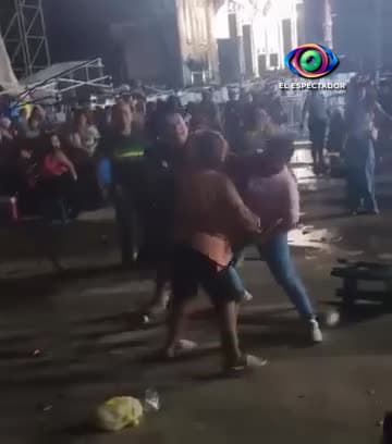 Mujer protagoniza momento curioso en concierto de Yuridia