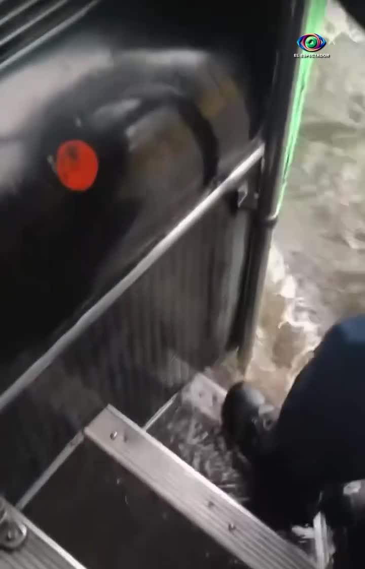 Mujer motociclista arrastrada por corriente en Ecatepec durante lluvia