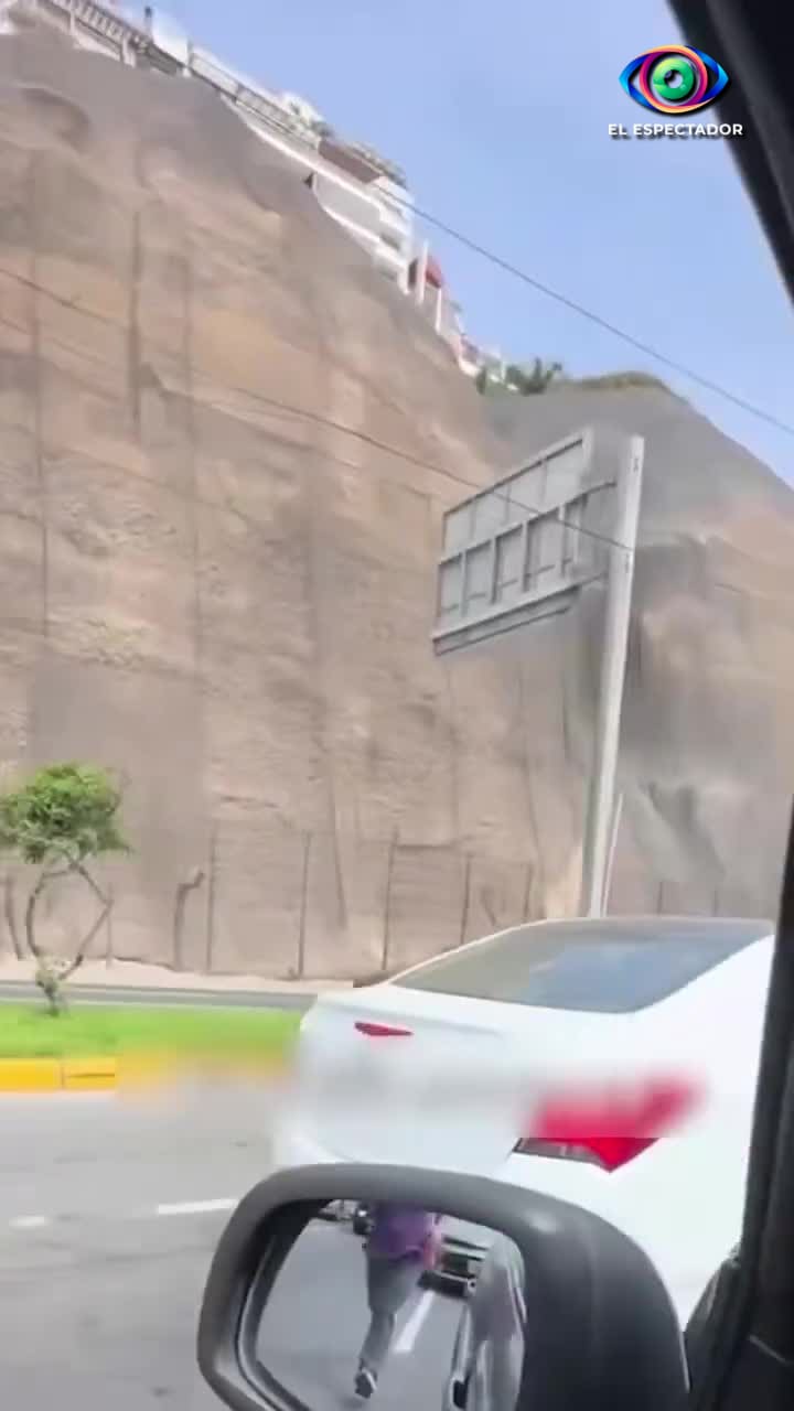 Mujer regresa basura a familia que tiró desechos en vía pública