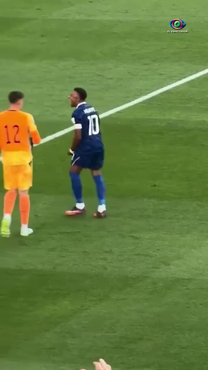 Orlando Gill lanza balón a Mbappé tras partido en Paraguay