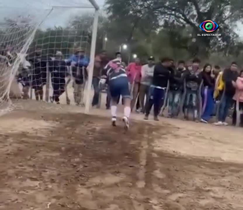 Portero de fútbol recibe balonazo y evita gol con la cabeza