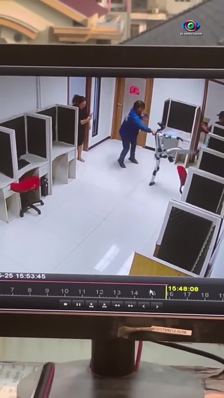 Robot karateca arremete contra humanos en demostración