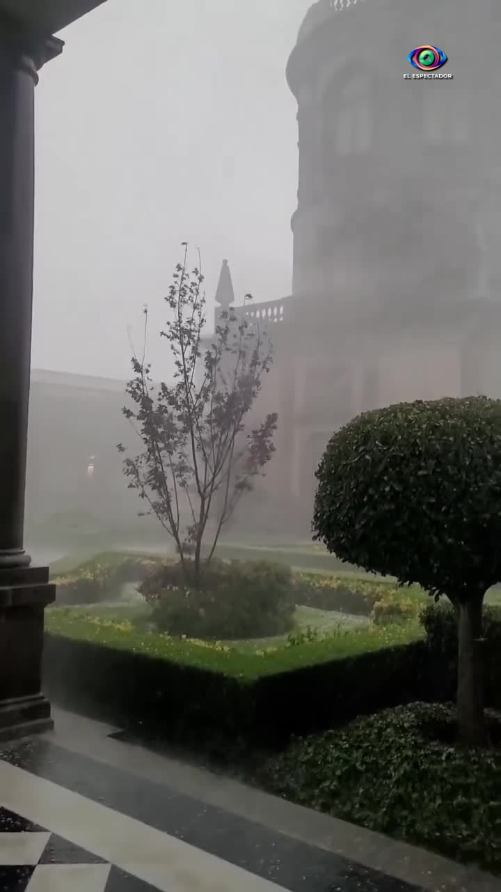 Tormenta espectacular en Ciudad de México vista desde el Castillo de C