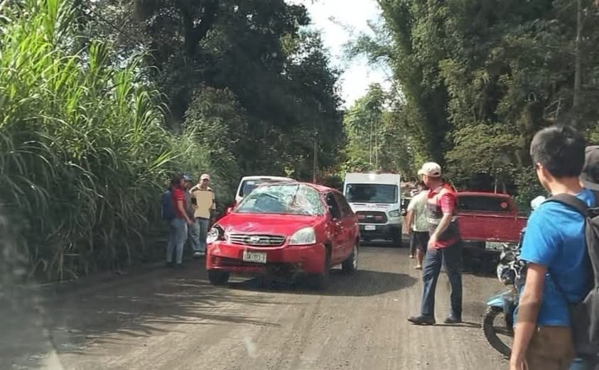 Fuerte volcadura en Totutla por mal estado de carretera