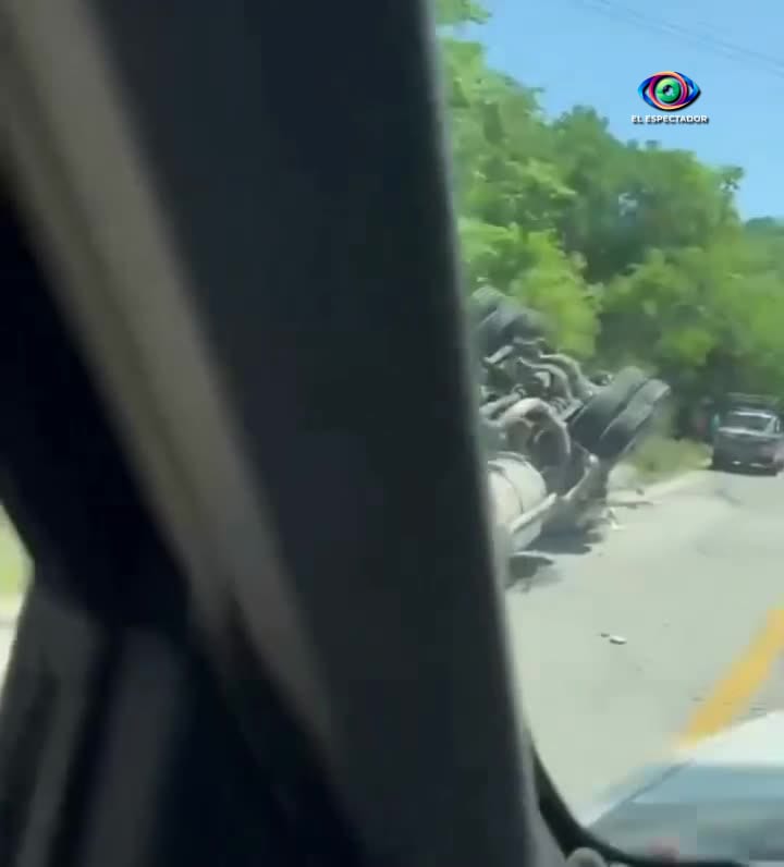 Volcadura de tráiler en Oaxaca por presunto exceso de velocidad