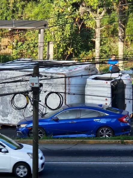 Vuelca camión de carga en el bulevar Xalapa–Banderilla