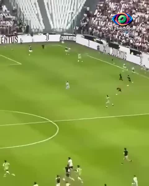 Aficionado accidentalmente lesiona a Federico Gatti en el Allianz Stad