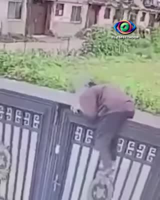 Anciana de 92 años escala reja para salir de residencia en China