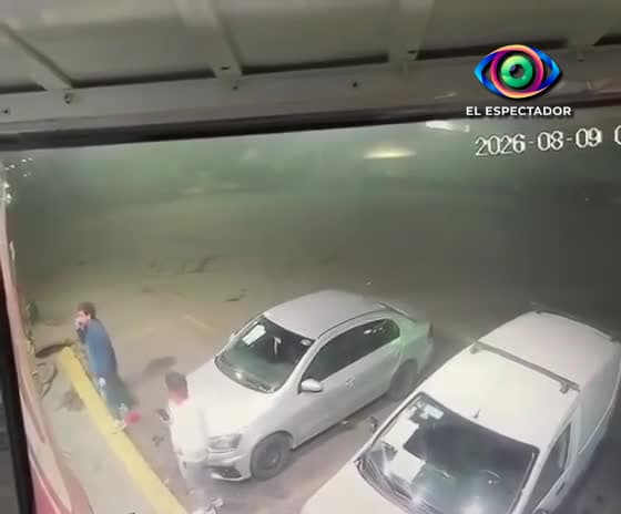 Automóvil impacta varios vehículos en Apizaco y dos hombres evitan tra
