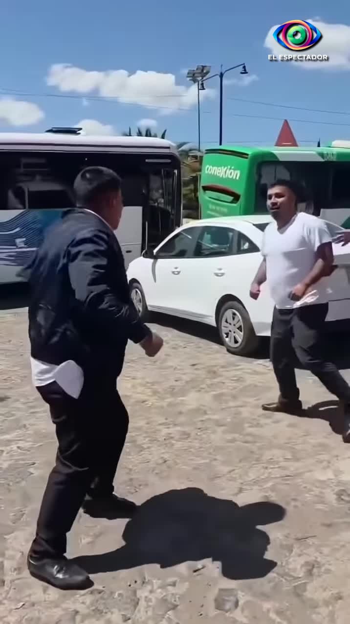 Choferes de líneas en Tulancingo se pelean por pasaje en parada