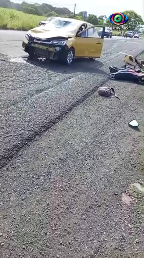 Choque frontal entre motocicleta y auto en carretera a La Tinaja