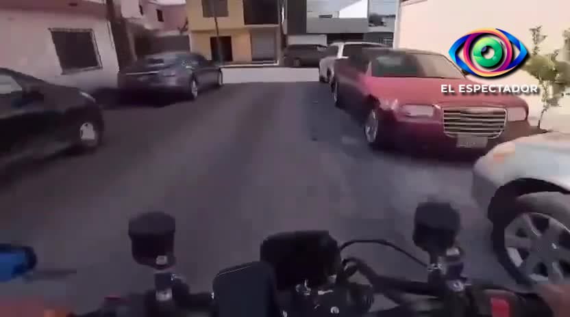 Conductor amenaza con arma a motociclista en Guadalupe Nuevo León