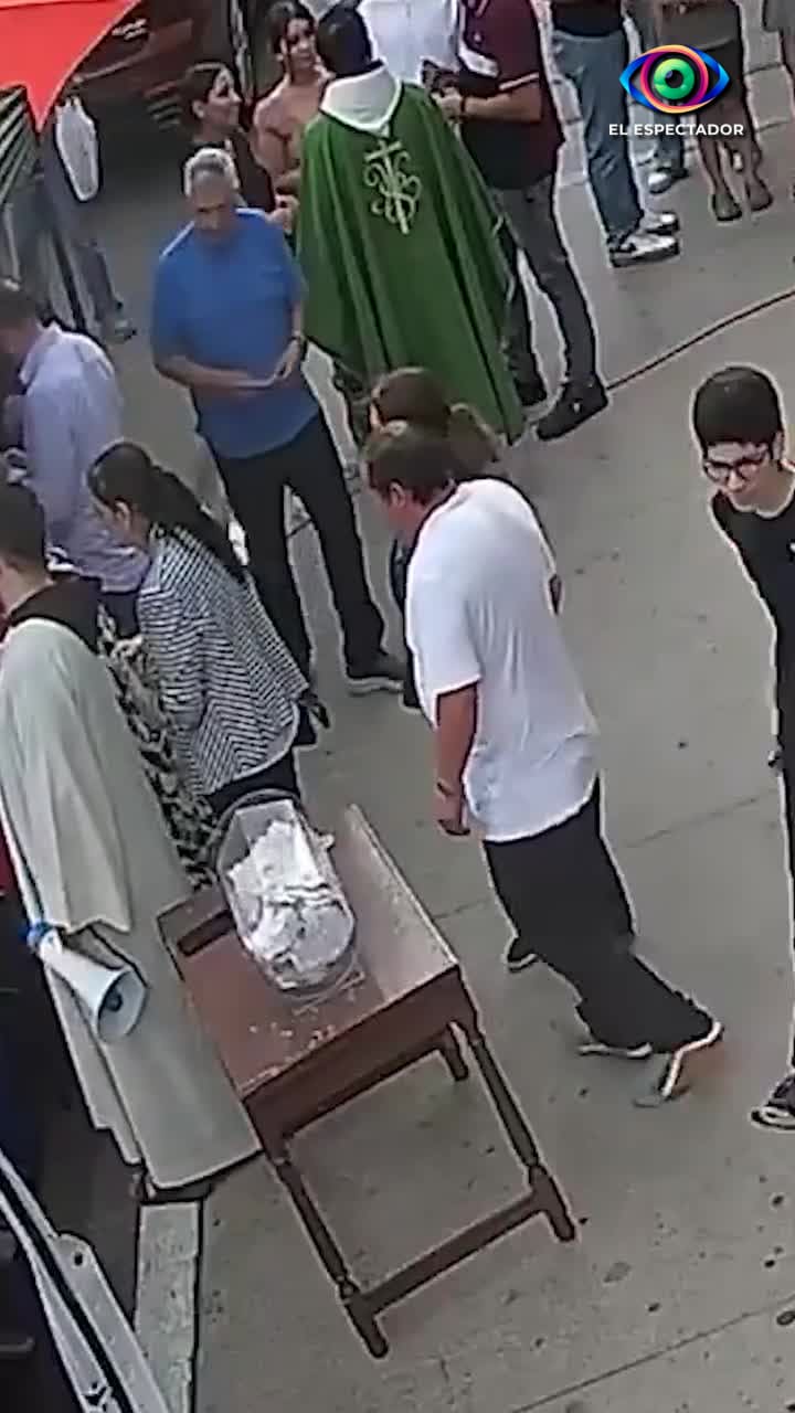 Hombre acusado de robar celular al vicario en Templo San Francisco de