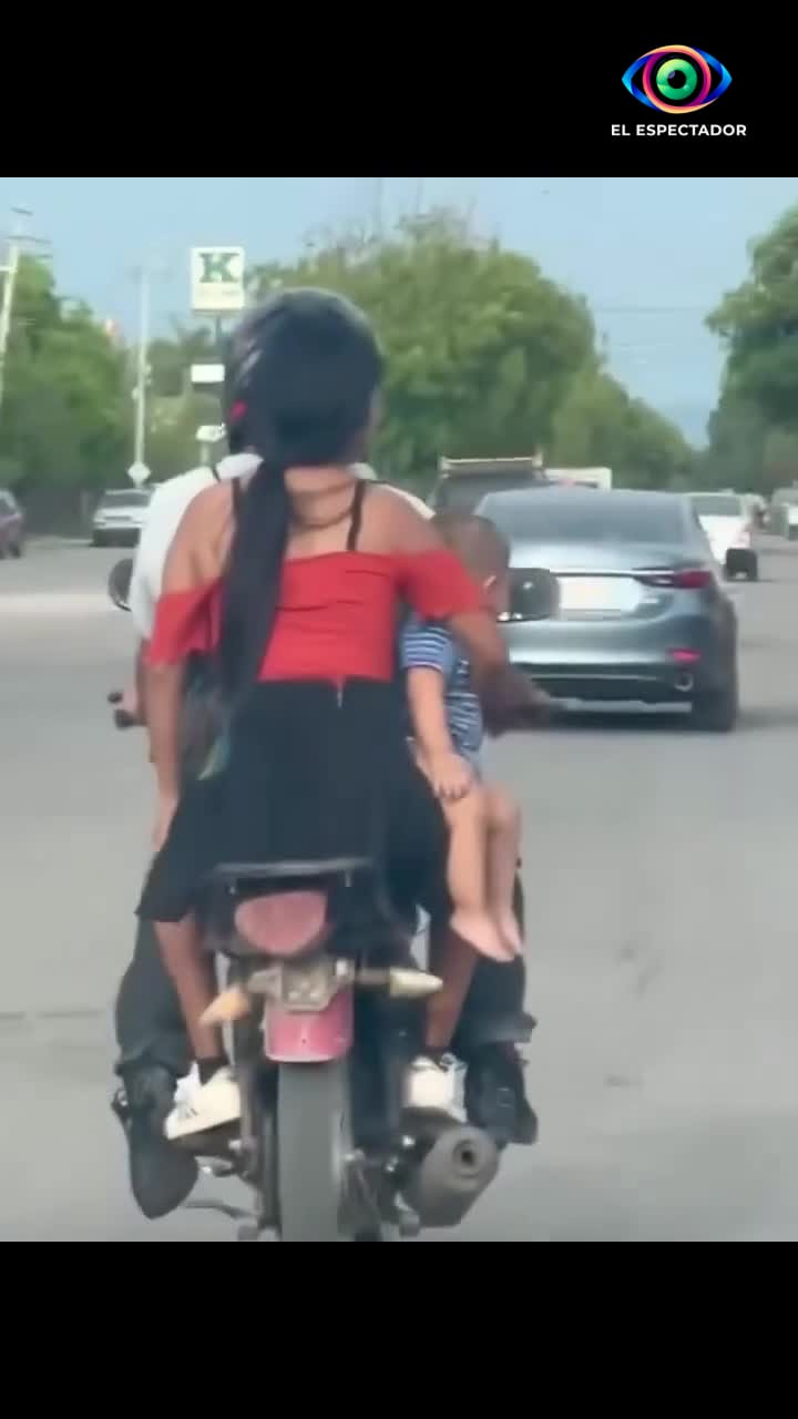 Indignación por pareja que transportaba a bebé en motocicleta