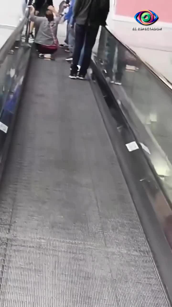Joven arrolla a mujer en escaleras eléctricas en Town Center El Rosari