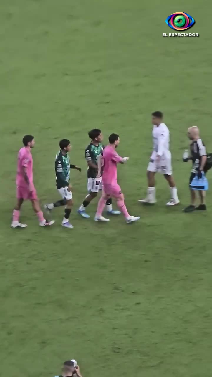 Jugadores del León piden camiseta a Messi tras final