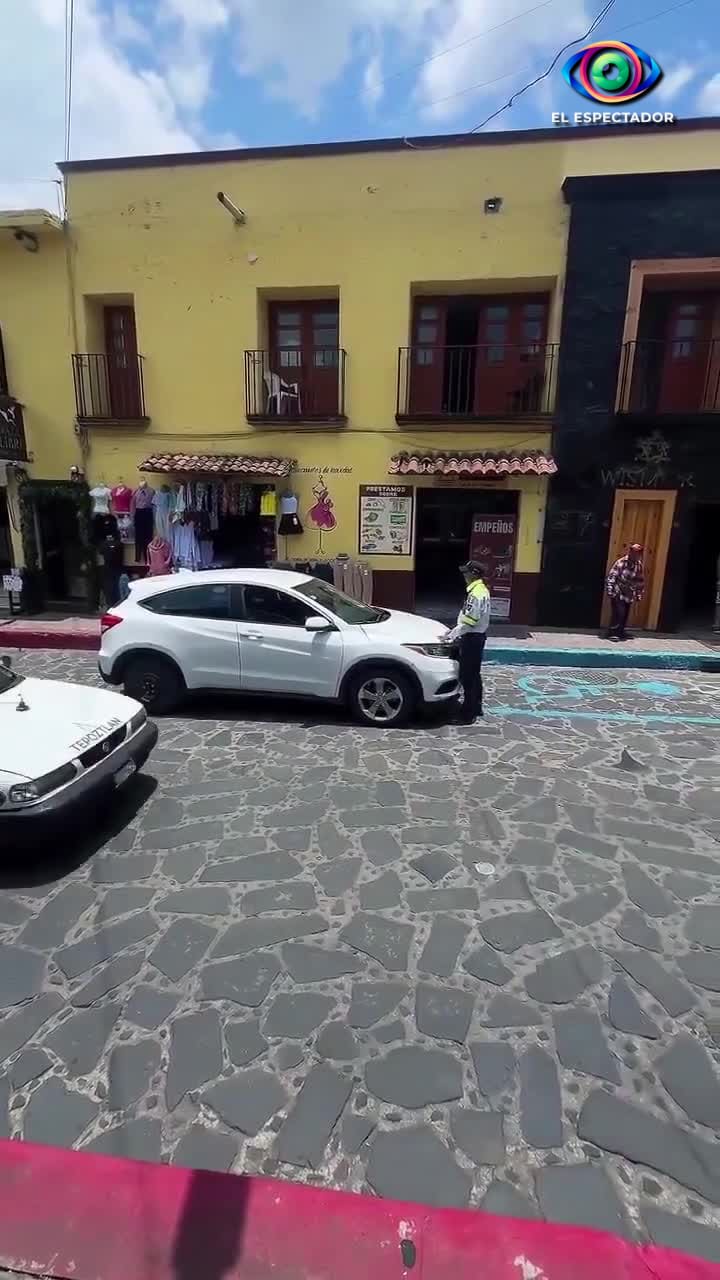 Lady Placas se fuga tras ser señalada usando teléfono en Tepoztlán
