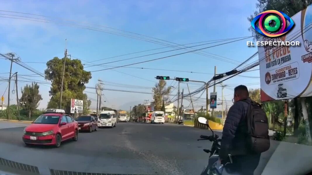 Motociclista choca contra auto y cae en Zumpango Estado de México