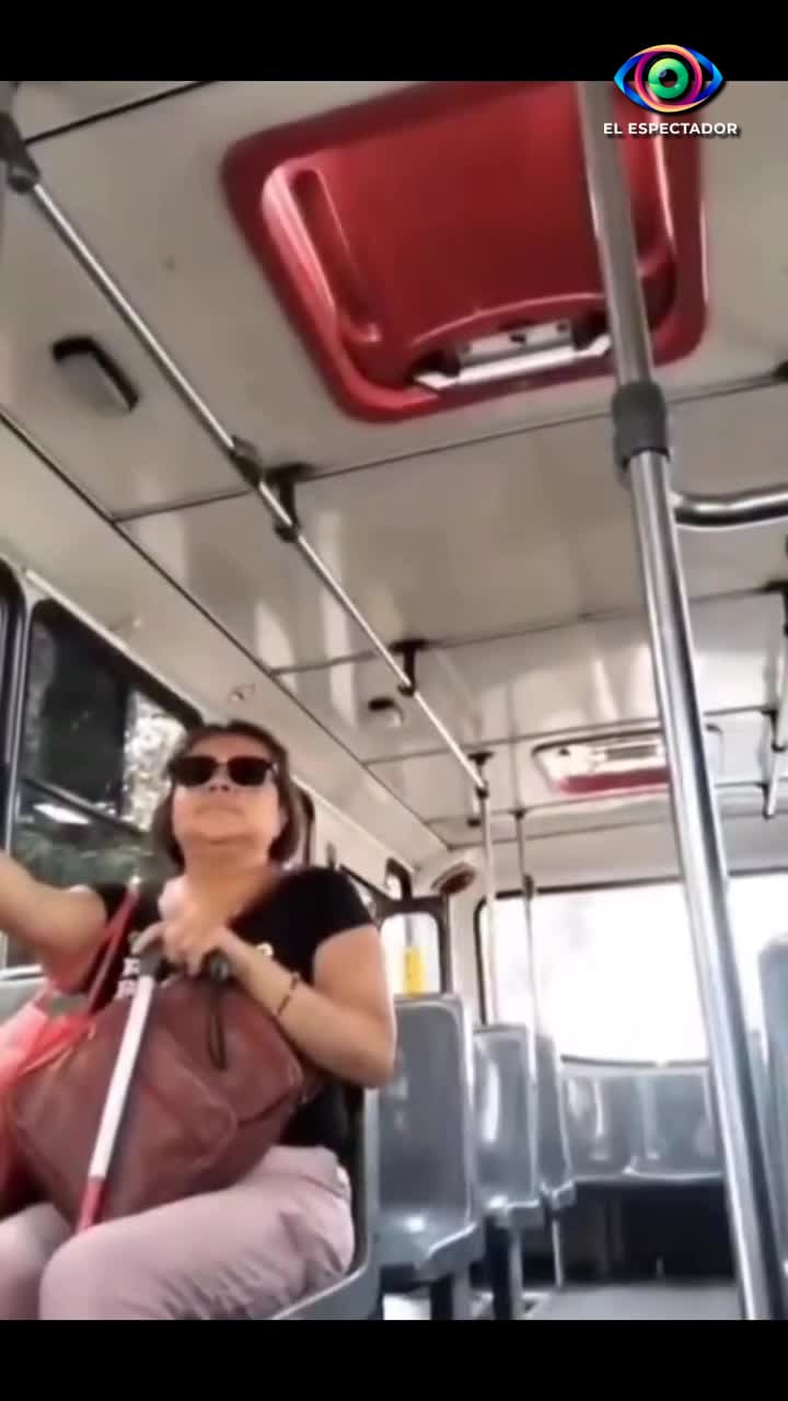 Mujer invidente discute con chofer de transporte público en Puebla