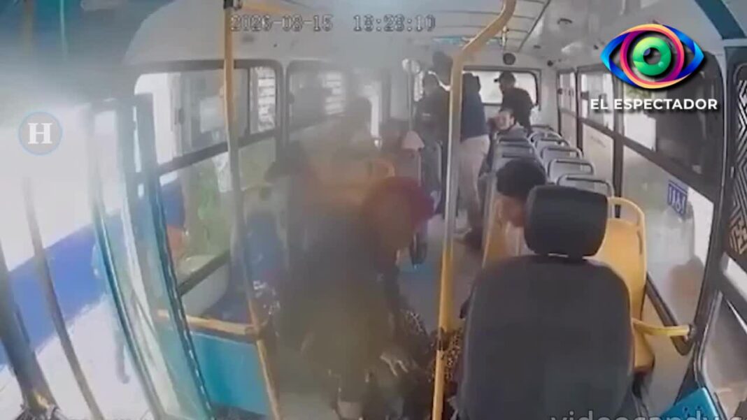 Pasajeros resultan heridos tras intento de asalto en transporte públic