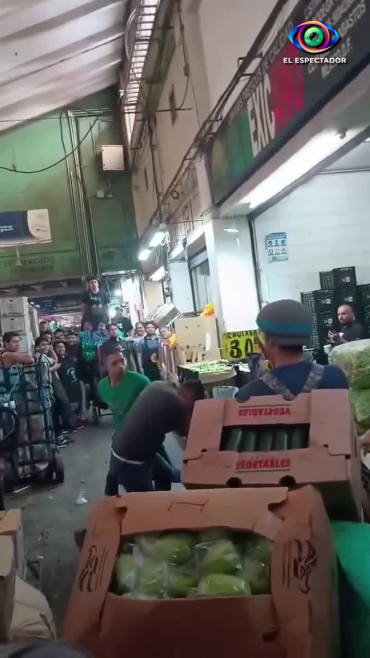 Empleados protagonizan pelea a puño limpio en Central de Abastos CDMX