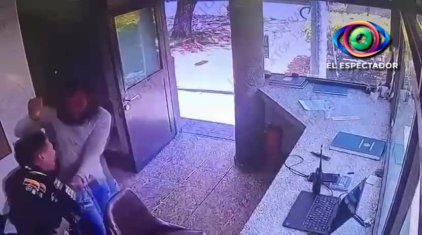 Policía lesionado y agresor neutralizado en CAI de Bogotá
