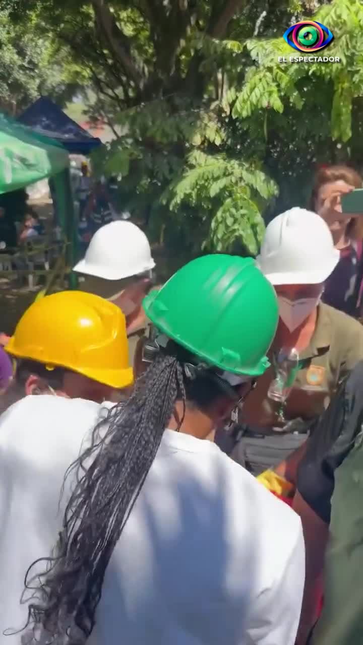 Rescatan perro vivo tras terremoto de 7.4 en Cali