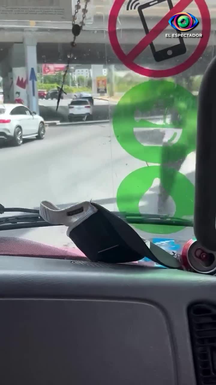 Riesgos de circular en scooter entre autos en Monterrey