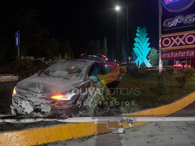 Vehículo abandonado tras accidente en avenida Lázaro Cárdenas